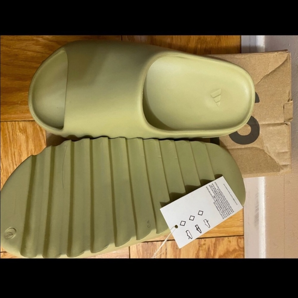Yeezy Slides - Picture 2 of 4